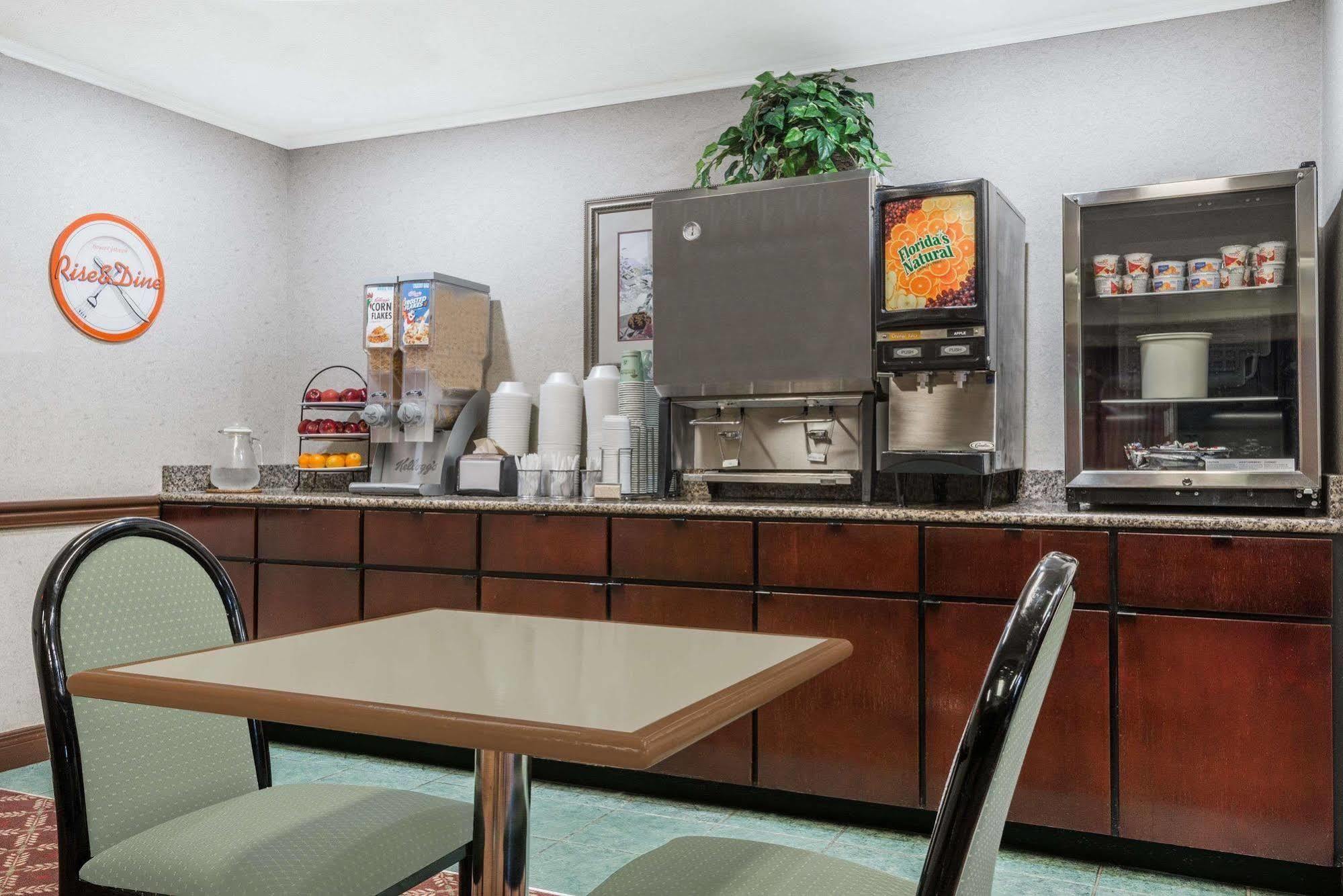 Red Roof Inn & Suites Lexington - Hamburg Экстерьер фото